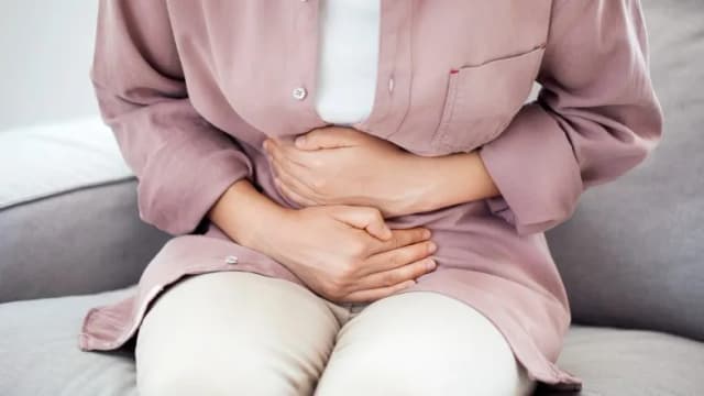 Jak pozbyć się bólu brzucha - skuteczne metody i domowe sposoby