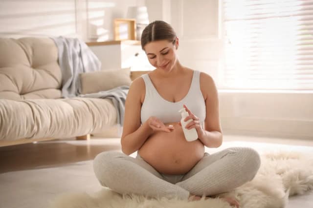 Ból brzucha w 31 tygodniu ciąży jak na okres – co to oznacza?