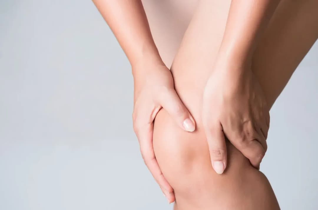 Skręcenie kolana co robić: skuteczne metody na ból i rehabilitację