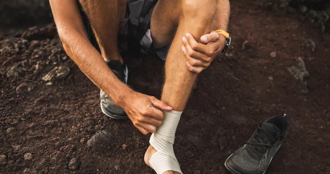 Ile wynosi odszkodowanie za skręcenie stawu skokowego? Sprawdź kwoty.