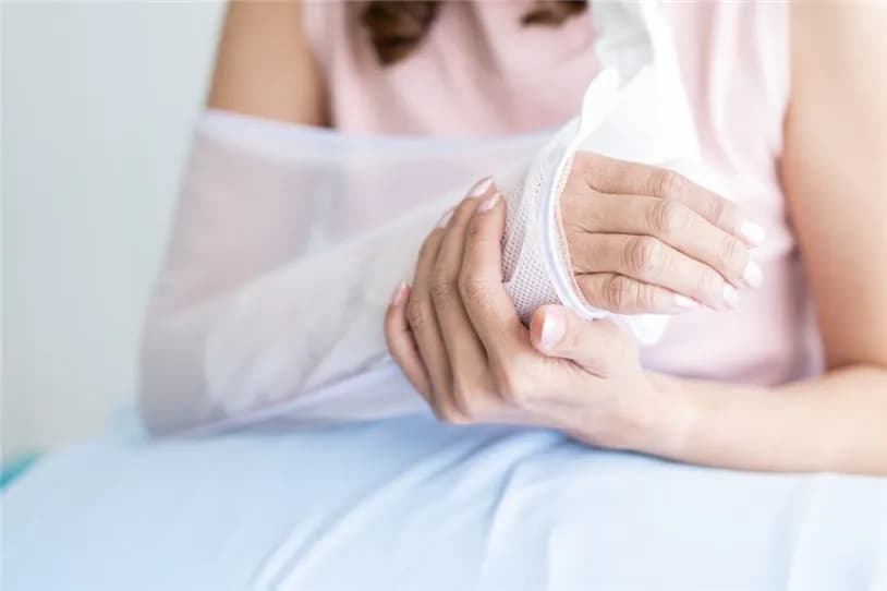 Rehabilitacja po złamaniu nadgarstka ile trwa? Kluczowe informacje i czas trwania