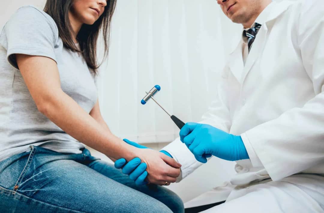 Czym się zajmuje lekarz neurolog? Poznaj jego kluczowe obowiązki