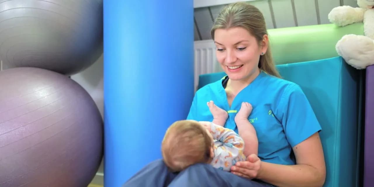 Kiedy z dzieckiem do fizjoterapeuty? Kluczowe objawy i wiek wizyty
