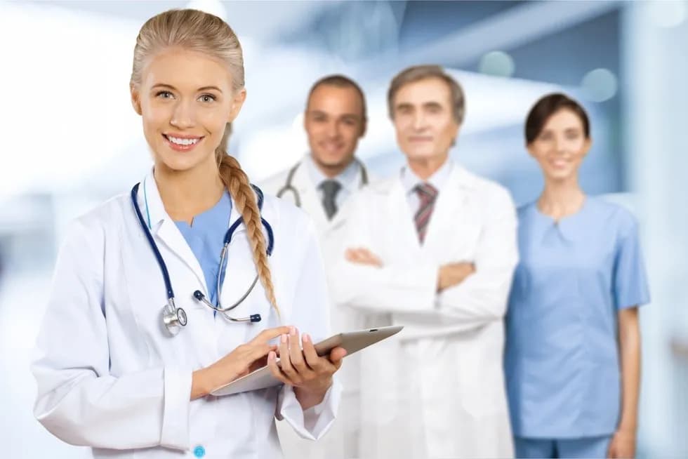 Jak zostać lekarzem bez studiów? Poznaj alternatywne ścieżki kariery