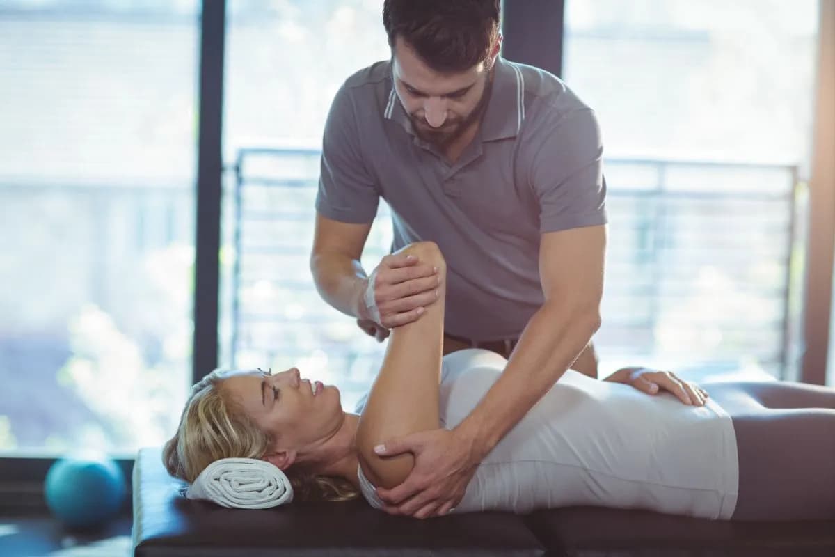 Czy fizjoterapeuta a rehabilitant to to samo? Odkryj kluczowe różnice