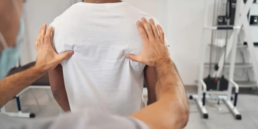Ból kręgosłupa piersiowego objawy – co może oznaczać twój dyskomfort?