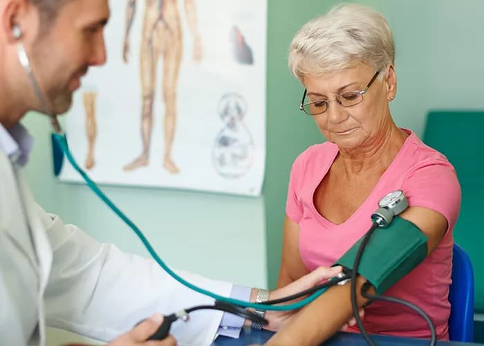 Wysokie ciśnienie: którego lekarza wybrać, by uniknąć powikłań?