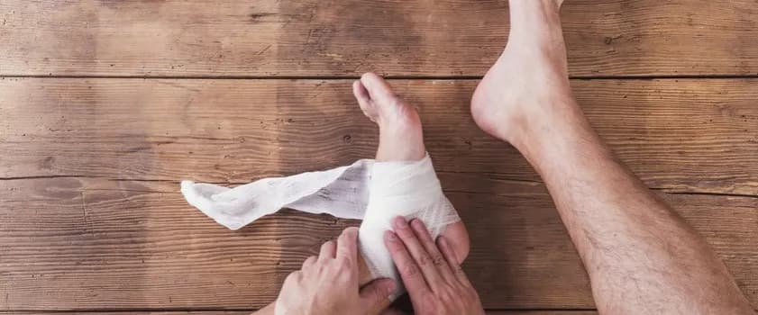Jak sprawdzić czy kostka jest skręcona - objawy i pierwsza pomoc