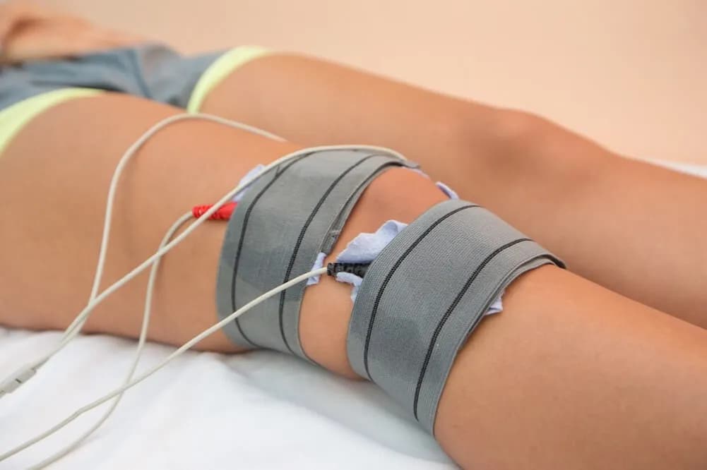 Skuteczna rehabilitacja po artroskopii kolana: jak uniknąć bólu i powikłań