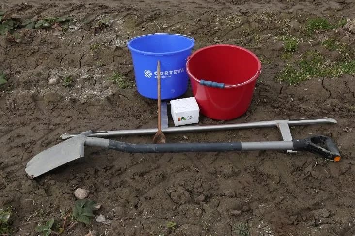 Jak pobierać próbki gleby do badania, aby uniknąć najczęstszych błędów