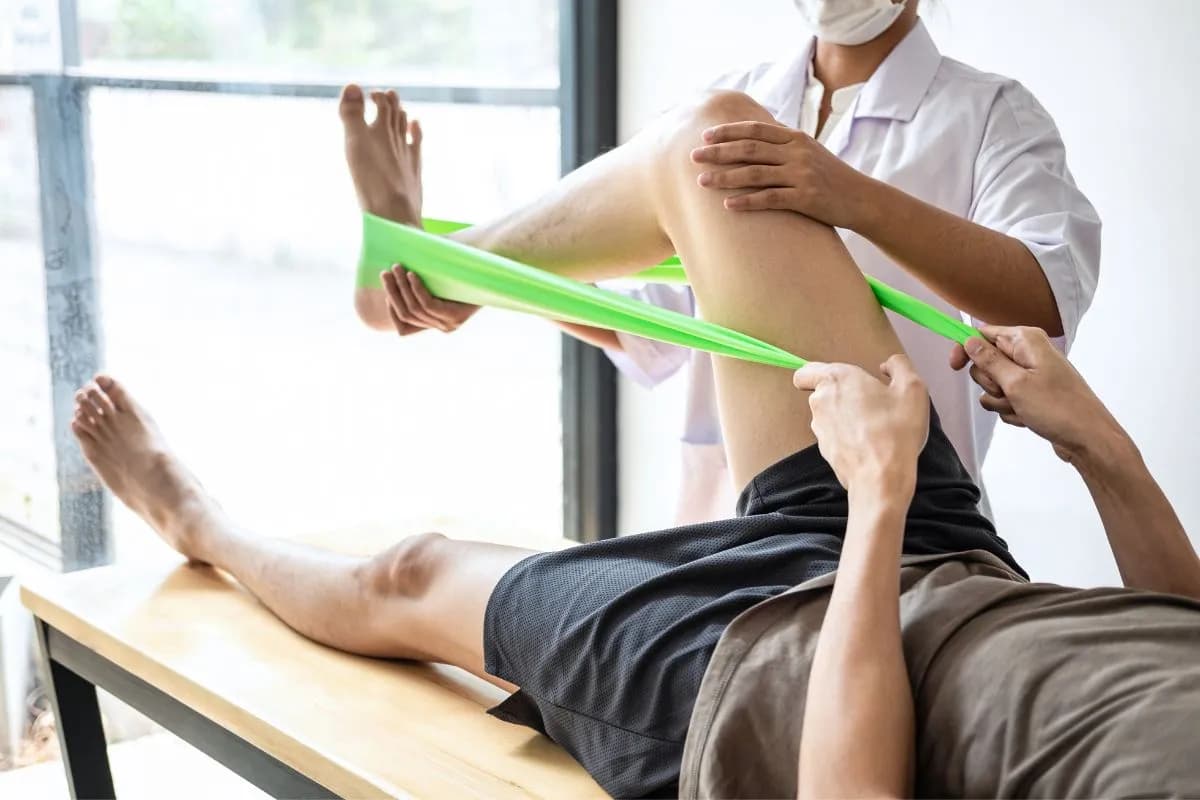 Fizjoterapeuta czym się zajmuje: poznaj jego kluczowe zadania i metody